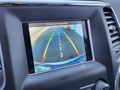 Used 2018 Jeep Grand Cherokee Laredo image 19