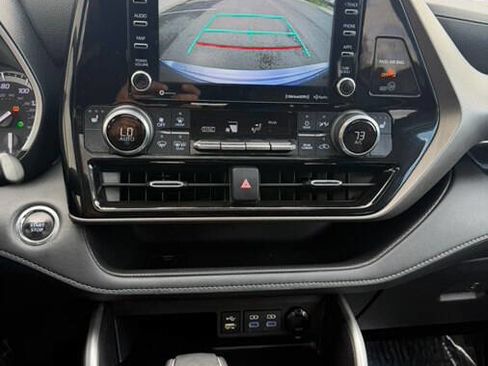 Used 2022 Toyota Highlander XLE AWD/4WD image 38