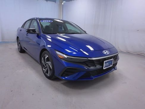 Used 2025 Hyundai Elantra Sport image 2