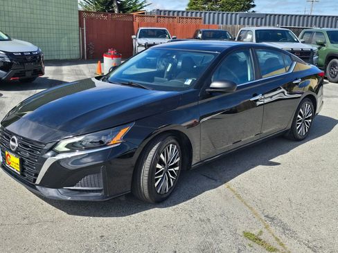 Used 2024 Nissan Altima 2.5 SV FWD image 3
