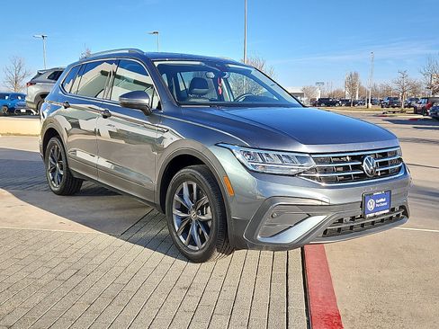 Used 2023 Volkswagen Tiguan SE w/ Panoramic Sunroof Package image 4
