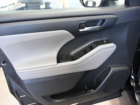 Used 2023 Toyota Highlander XLE image 27