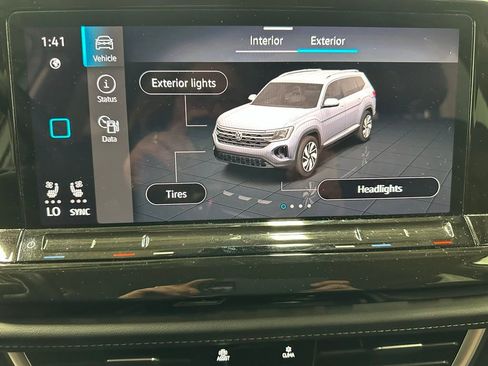 Used 2025 Volkswagen Atlas SE image 31