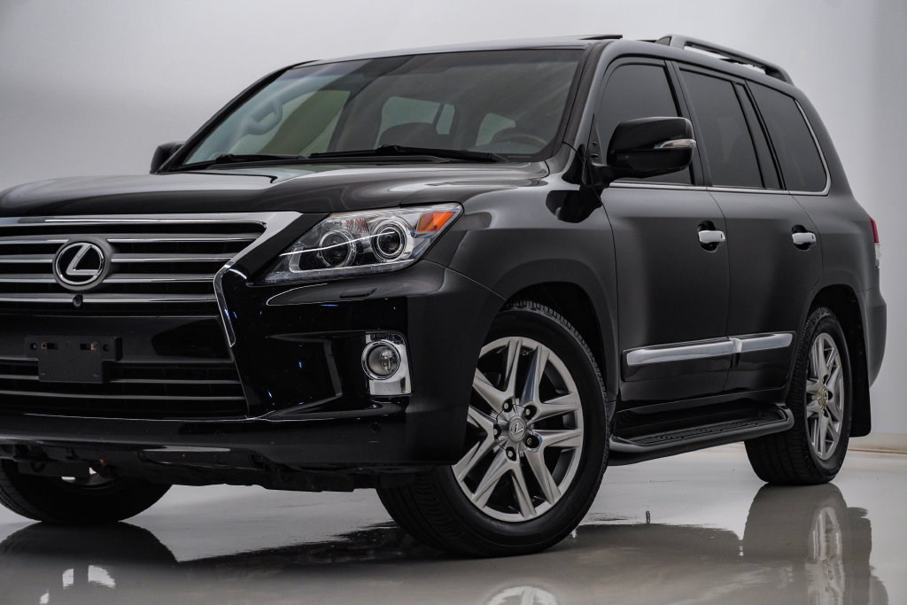 Used 2013 Lexus LX 570 4WD w/ Luxury Pkg image 2