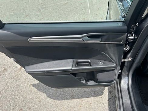 Used 2017 Ford Fusion SE w/ Fusion SE Technology Package FWD image 22