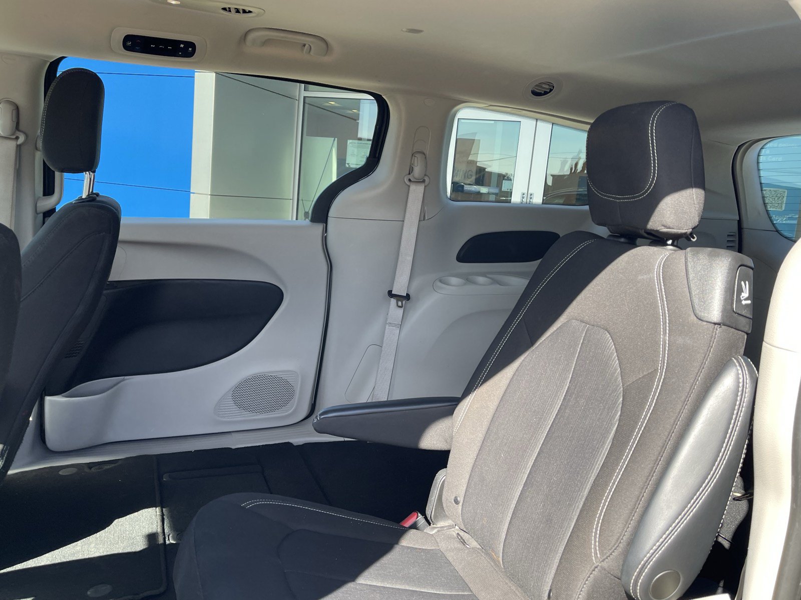 Used 2022 Chrysler Voyager LX FWD image 15