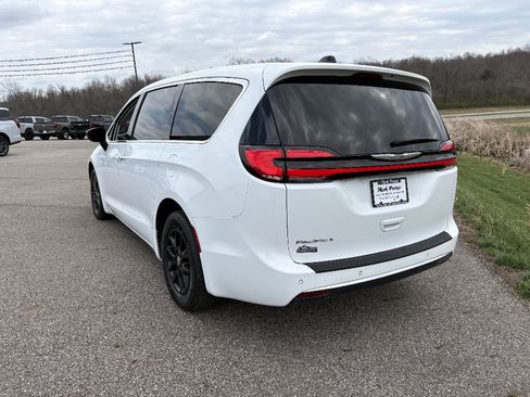 Used 2024 Chrysler Pacifica Touring-L FWD image 3