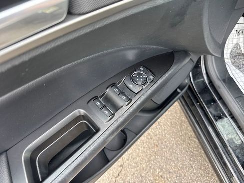 Used 2017 Ford Fusion SE w/ Fusion SE Technology Package image 11