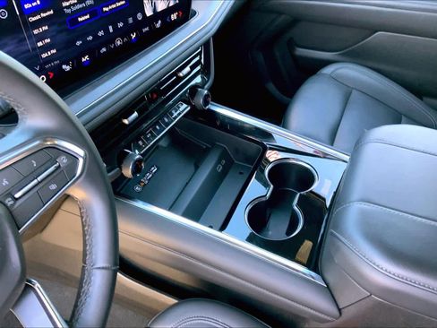 Certified 2025 Chevrolet Suburban Z71 image 16