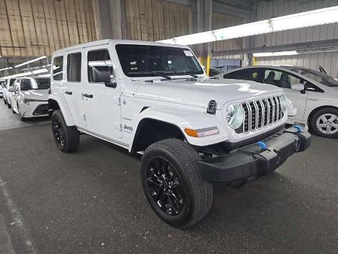Used 2024 Jeep Wrangler Unlimited Sahara w/ Technology Group AWD/4WD image 4