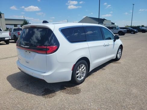 Used 2024 Chrysler Pacifica Touring FWD image 21