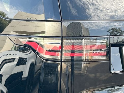 New 2025 Land Rover Discovery Dynamic SE image 7