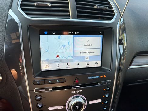Used 2017 Ford Explorer Limited w/ Equipment Group 301A AWD/4WD image 3
