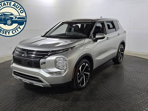 Used 2022 Mitsubishi Outlander SE AWD/4WD image 3