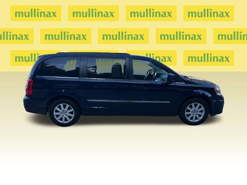 Used 2016 Chrysler Town & Country Touring FWD image 2
