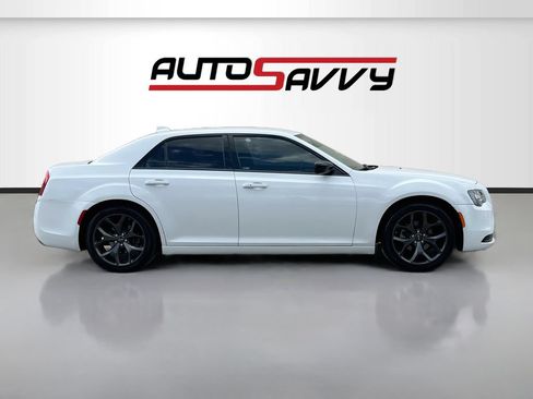 Used 2022 Chrysler 300 Touring w/ Sport Appearance Package RWD image 8