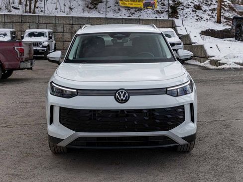 Used 2025 Volkswagen Tiguan SE AWD/4WD image 2