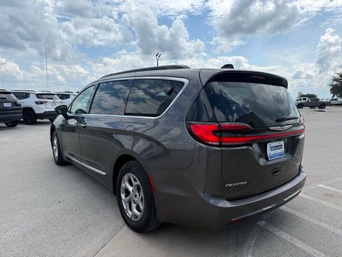 Used 2023 Chrysler Pacifica Limited FWD image 3