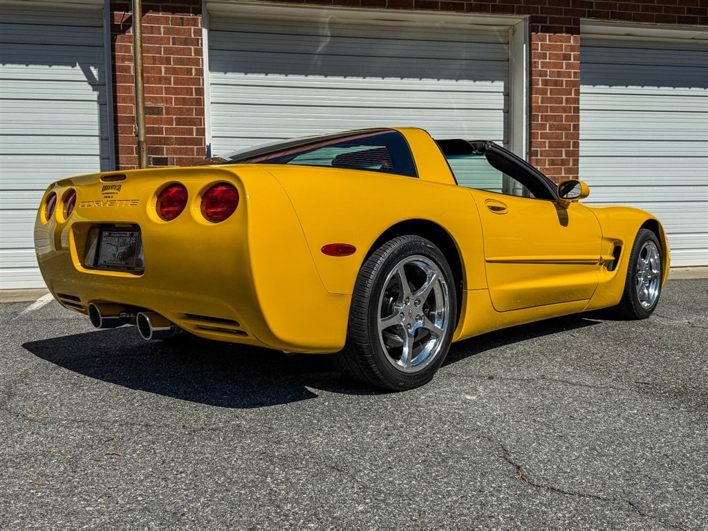 Used 2003 Chevrolet Corvette Coupe w/ Preferred Equipment Group RWD image 37