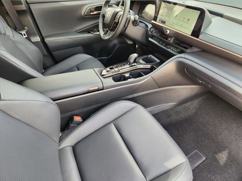 Used 2025 Toyota Crown Signia w/ Advanced Technology Package image 17