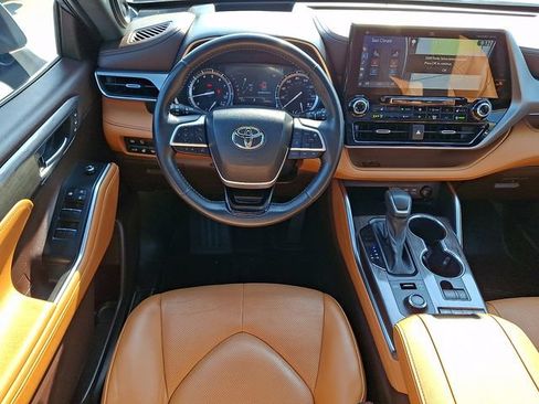 Used 2022 Toyota Highlander Platinum AWD/4WD image 11