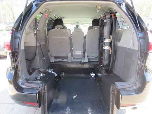 Used 2018 Toyota Sienna LE FWD image 12