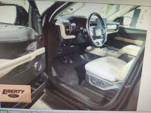 Used 2024 Ford Expedition Limited image 5