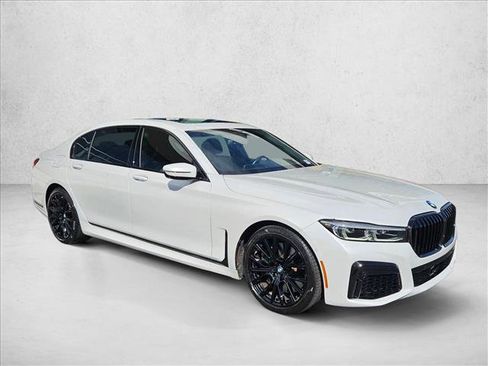 Used 2022 BMW 740i w/ M Sport Package image 3