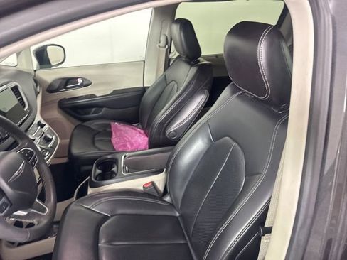 Used 2023 Chrysler Pacifica Touring-L image 30