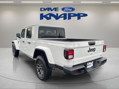 Used 2025 Jeep Gladiator Sport AWD/4WD image 5