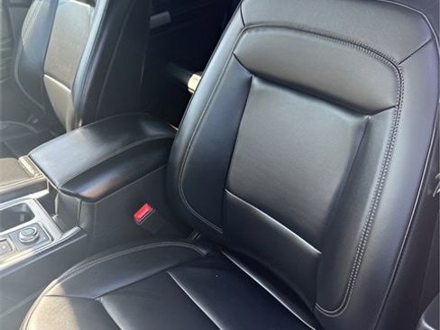 Used 2022 Ford Explorer XLT w/ Equipment Group 202A image 6