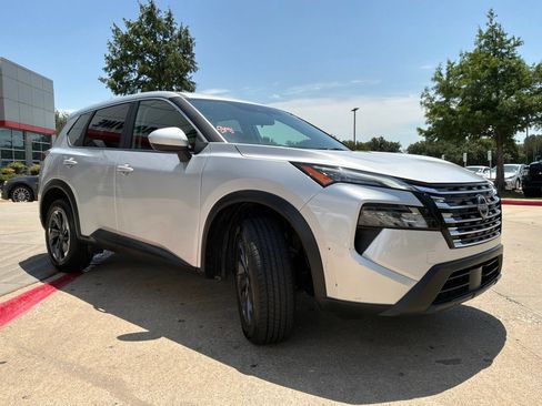 Used 2025 Nissan Rogue SV FWD image 4