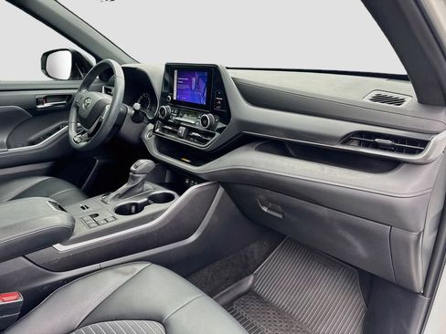 Used 2024 Toyota Highlander XSE FWD image 30