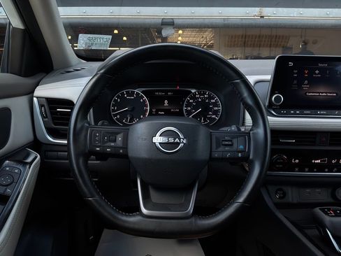 Used 2025 Nissan Rogue SV FWD image 33