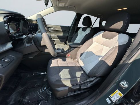 Used 2025 Chevrolet Trax LS w/ LS Convenience Package FWD image 9
