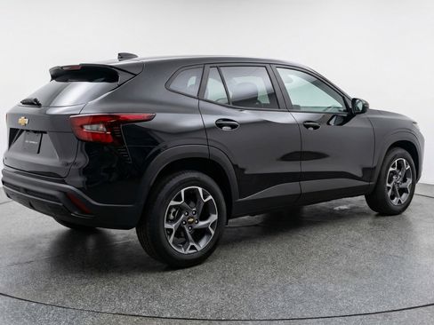 Used 2025 Chevrolet Trax LT w/ LT Convenience Package image 9