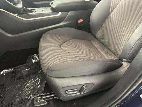 Used 2025 Toyota Highlander LE FWD image 12