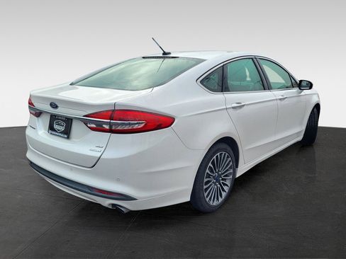 Used 2017 Ford Fusion SE w/ Fusion SE Technology Package image 5