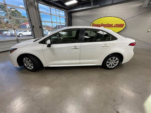 Used 2022 Toyota Corolla LE image 2