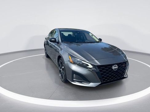 Used 2025 Nissan Altima 2.5 SR FWD image 2