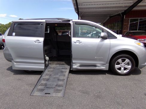 Used 2017 Toyota Sienna LE FWD image 1