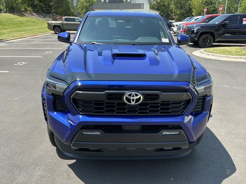 Used 2025 Toyota Tacoma TRD Sport AWD/4WD image 3