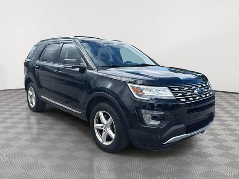 Used 2017 Ford Explorer XLT w/ Equipment Group 202A AWD/4WD image 4