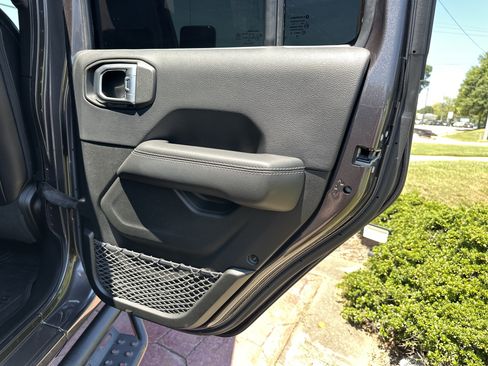 Used 2018 Jeep Wrangler Unlimited Sahara AWD/4WD image 19