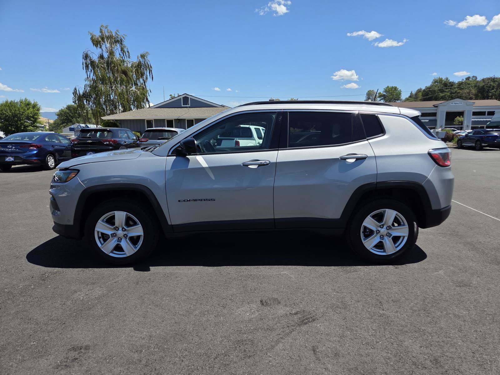 Used 2022 Jeep Compass Latitude w/ Convenience Group AWD/4WD image 8