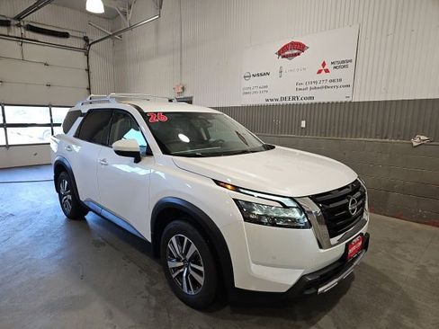 Used 2025 Nissan Pathfinder SL AWD/4WD image 1