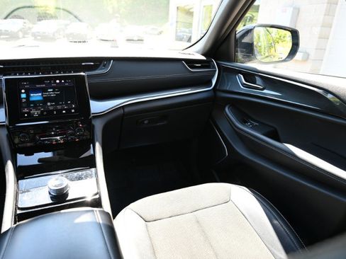 Used 2022 Jeep Grand Cherokee L Laredo AWD/4WD image 13