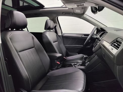 Certified 2022 Volkswagen Tiguan SE image 5