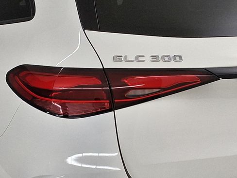 Used 2023 Mercedes-Benz GLC 300 4MATIC image 11