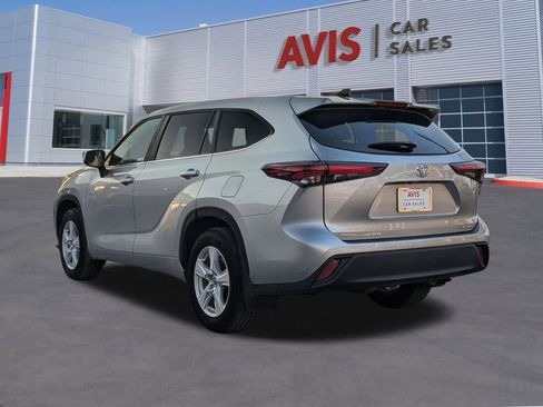 Used 2024 Toyota Highlander LE image 3